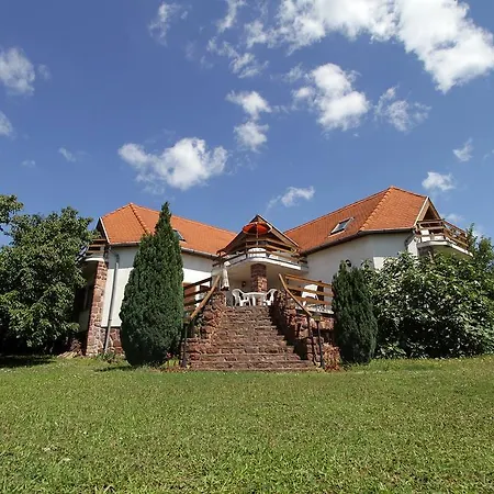 Aparthotel Vöröskő 3*