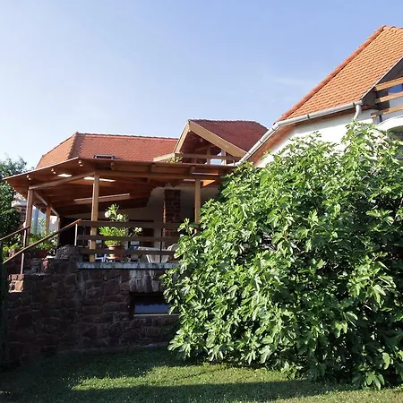 Voeroesko Apartmanhaz شقة فندقية 3*