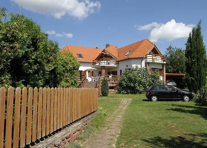 Vöröskő 3*