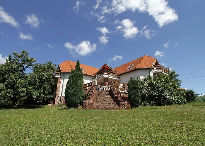 Apartmanhotel Vöröskő 3*