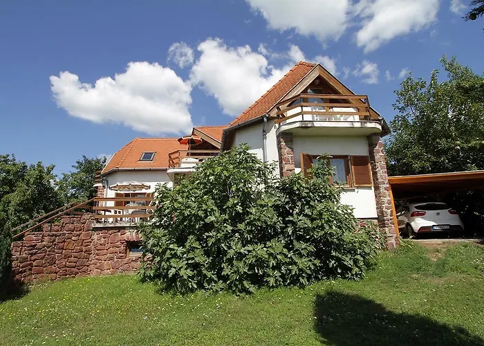Apartmanhotel Vöröskő 3*