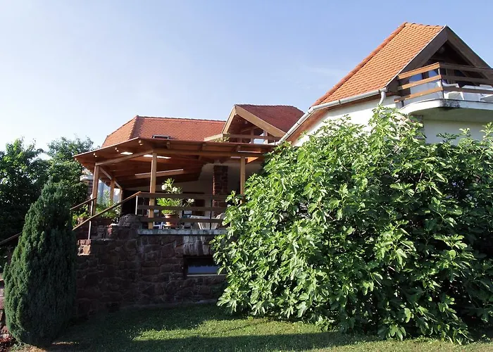Vöröskő Apartmanhotel 3*